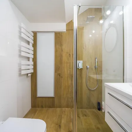 Be In Apartments- Old Town- Ogarna 107 شقة
